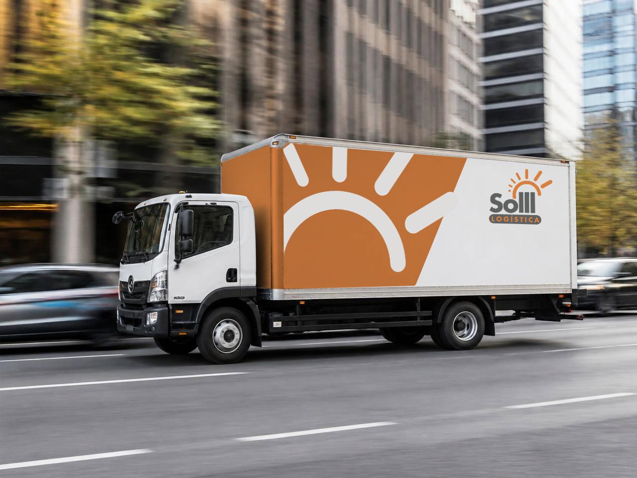 Caminhão da SOLLL em avenida movimentada